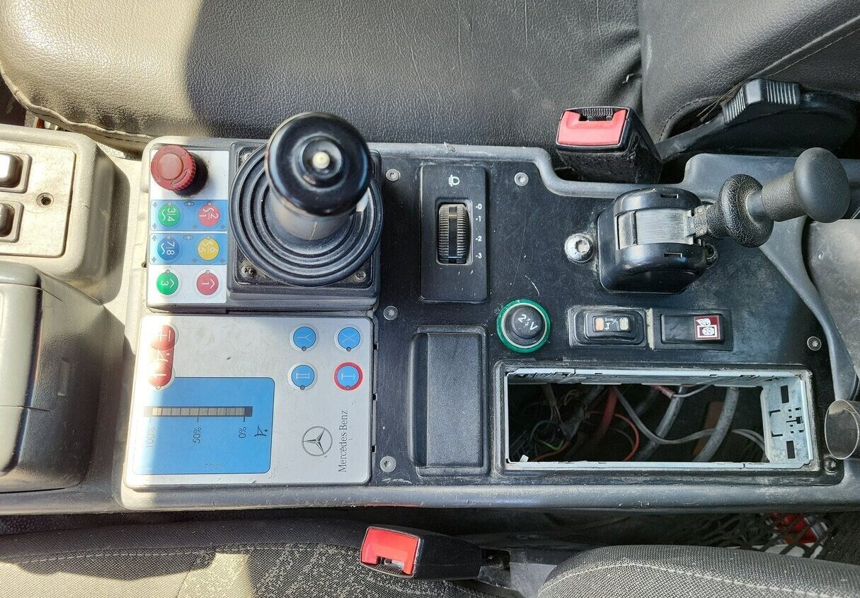 Unimog U 20 4x4 U 20 4x4, Zapfwelle, Kran Hiab 022D-3 HiDuo, Funk - شاحنة توصيل مغلقة: صورة 4 Unimog U 20 4x4 U 20 4x4, Zapfwelle, Kran Hiab 022D-3 HiDuo, Funk - شاحنة توصيل مغلقة: صورة 4