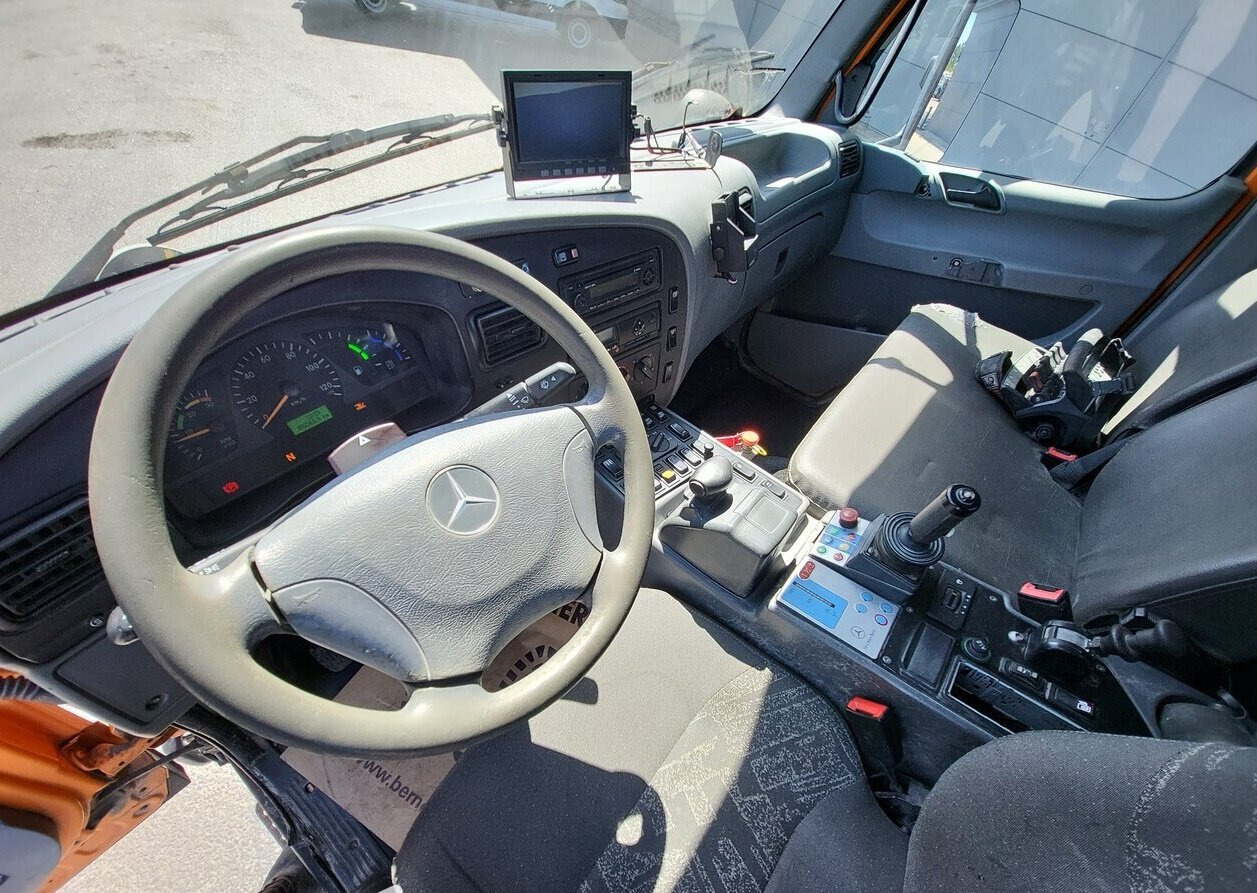 Unimog U 20 4x4 U 20 4x4, Zapfwelle, Kran Hiab 022D-3 HiDuo, Funk - شاحنة توصيل مغلقة: صورة 3 Unimog U 20 4x4 U 20 4x4, Zapfwelle, Kran Hiab 022D-3 HiDuo, Funk - شاحنة توصيل مغلقة: صورة 3