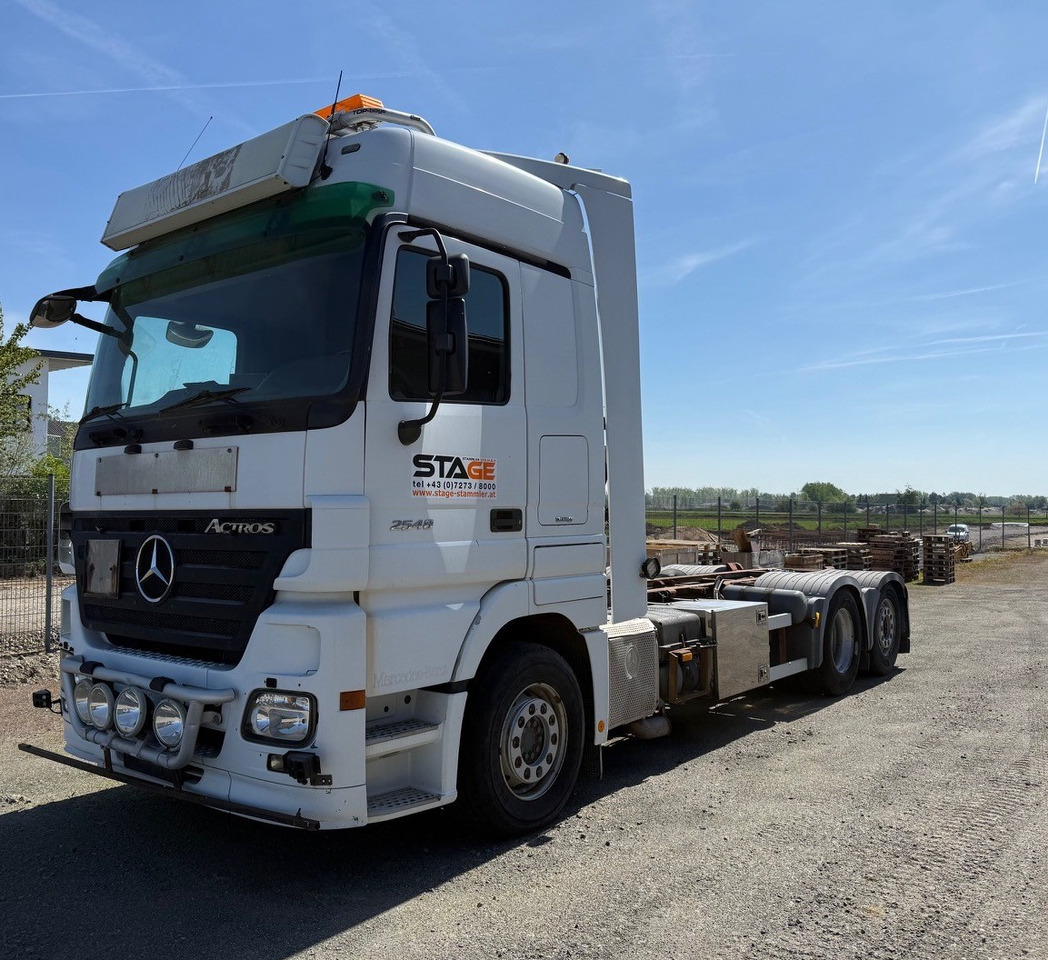 MERCEDES-BENZ Actros 2548L - شاحنة بهيكل معدني للمقصورة: صورة 2 MERCEDES-BENZ Actros 2548L - شاحنة بهيكل معدني للمقصورة: صورة 2