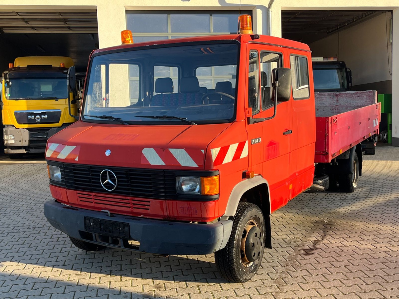 Mercedes-Benz 714D Doka Pritsche - شاحنة توصيل مفتوحة, الشاحنات الصغيرة كابينة مزدوجة: صورة 1 Mercedes-Benz 714D Doka Pritsche - شاحنة توصيل مفتوحة, الشاحنات الصغيرة كابينة مزدوجة: صورة 1