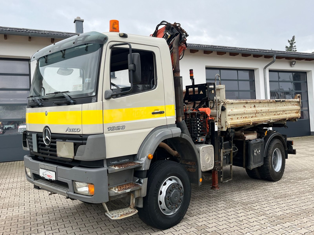 Mercedes-Benz Atego 1823 4x4 Kipper mit Kran Atlas 125.2 Funk - شاحنة قلاب, شاحنة كرين: صورة 1 Mercedes-Benz Atego 1823 4x4 Kipper mit Kran Atlas 125.2 Funk - شاحنة قلاب, شاحنة كرين: صورة 1