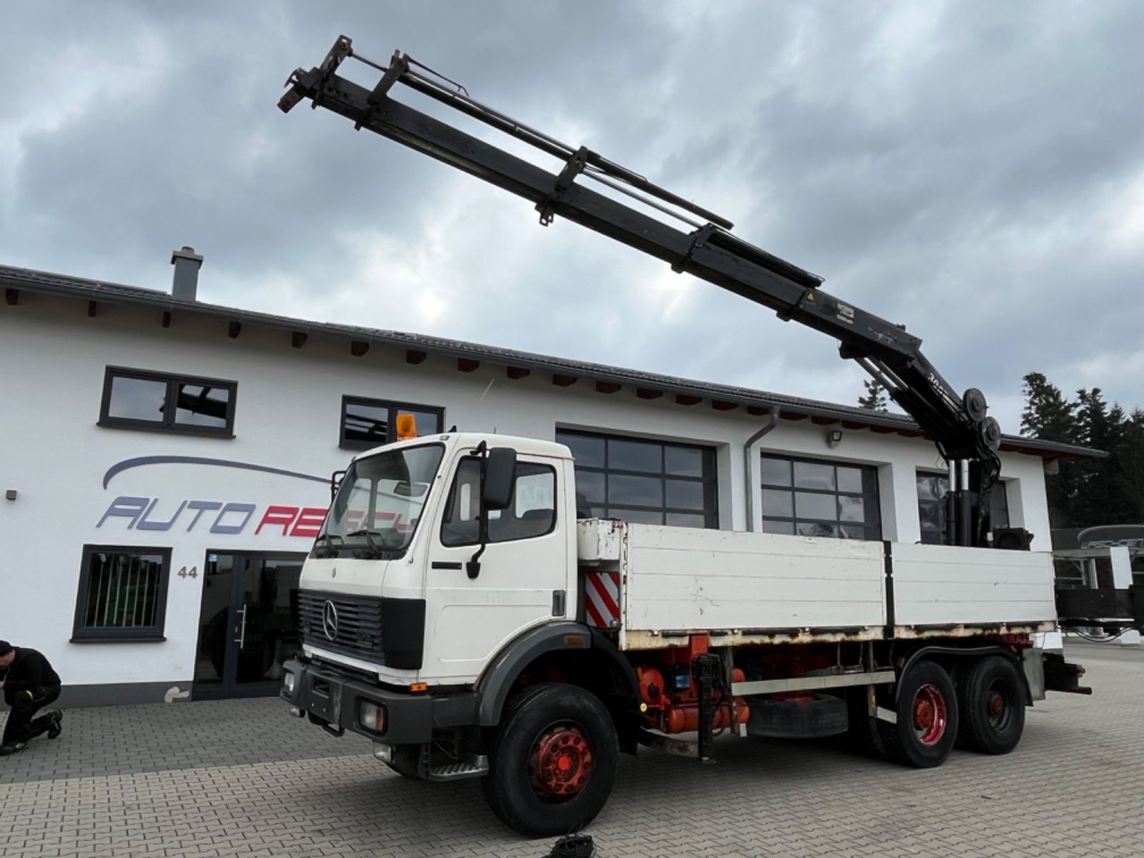 Mercedes-Benz SK 2635 6x4 V8 Pritsche mit HIAB 300-4 - شاحنات مسطحة, شاحنة كرين: صورة 1 Mercedes-Benz SK 2635 6x4 V8 Pritsche mit HIAB 300-4 - شاحنات مسطحة, شاحنة كرين: صورة 1