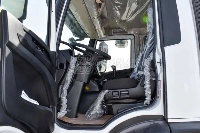 Iveco T-WAY AD380T47H 6x4 R24 Tyres Chassis - Barcelona Stock - شاحنة بهيكل معدني للمقصورة: صورة 4 Iveco T-WAY AD380T47H 6x4 R24 Tyres Chassis - Barcelona Stock - شاحنة بهيكل معدني للمقصورة: صورة 4