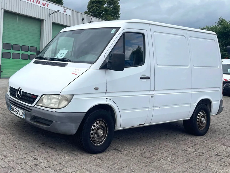 Mercedes-Benz Sprinter 208 3 seats. Very good bus! 100% engine and gearbox! France use - فان: صورة 4 Mercedes-Benz Sprinter 208 3 seats. Very good bus! 100% engine and gearbox! France use - فان: صورة 4