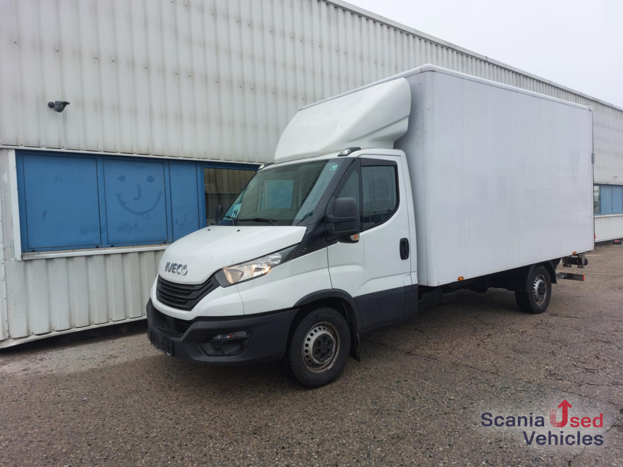 IVECO 35 C 16 Koffer Ladebordwand - شاحنة بصندوق مغلق: صورة 1 IVECO 35 C 16 Koffer Ladebordwand - شاحنة بصندوق مغلق: صورة 1