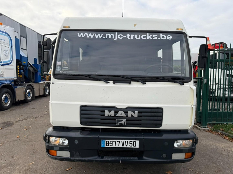 MAN 10.225 LC CLOSED BOX / KOFFER - DOKA - MANUAL GEARBOX - *344.000km* - STEEL SPRING / BLATT / LAMES - BE TRUCK - شاحنة صندوقية: صورة 2 MAN 10.225 LC CLOSED BOX / KOFFER - DOKA - MANUAL GEARBOX - *344.000km* - STEEL SPRING / BLATT / LAMES - BE TRUCK - شاحنة صندوقية: صورة 2