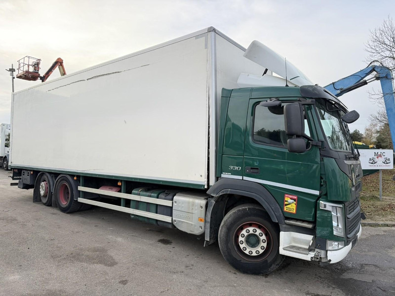 Volvo FM 330 6x2 CLOSED BOX / KOFFER 9m10 - LIFT + STEERING AXLE - *ENGINE / GEARBOX / CHASSIS = OK* - 300.000km - TUV 09/2026 - BE TRUCK - شاحنة صندوقية: صورة 1 Volvo FM 330 6x2 CLOSED BOX / KOFFER 9m10 - LIFT + STEERING AXLE - *ENGINE / GEARBOX / CHASSIS = OK* - 300.000km - TUV 09/2026 - BE TRUCK - شاحنة صندوقية: صورة 1