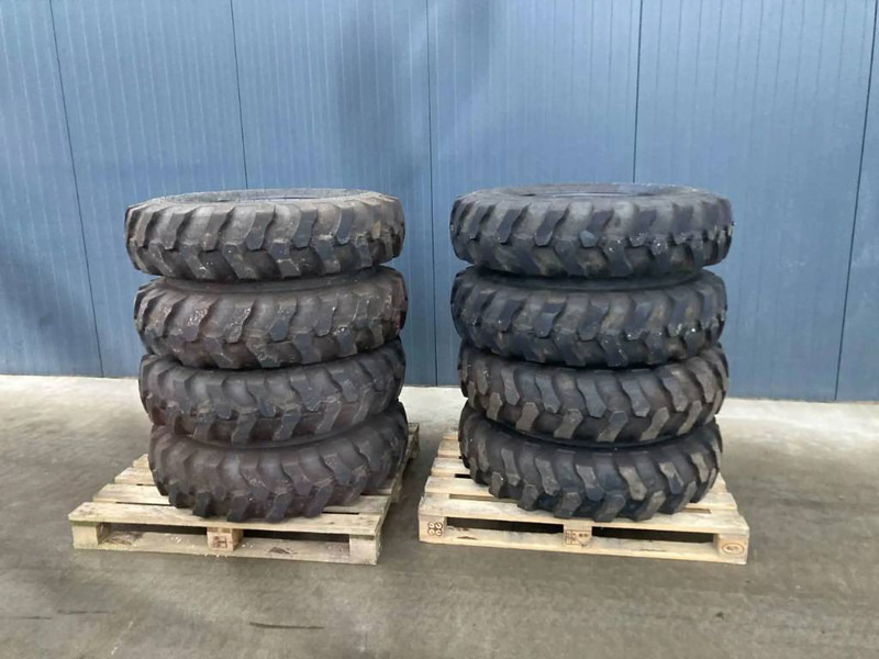 Apollo 1000 x 20 Set / 10.00 x 20: 4x2 Tyres - الإطارات والجنوط - آلات الإنشاء: صورة 1 Apollo 1000 x 20 Set / 10.00 x 20: 4x2 Tyres - الإطارات والجنوط - آلات الإنشاء: صورة 1