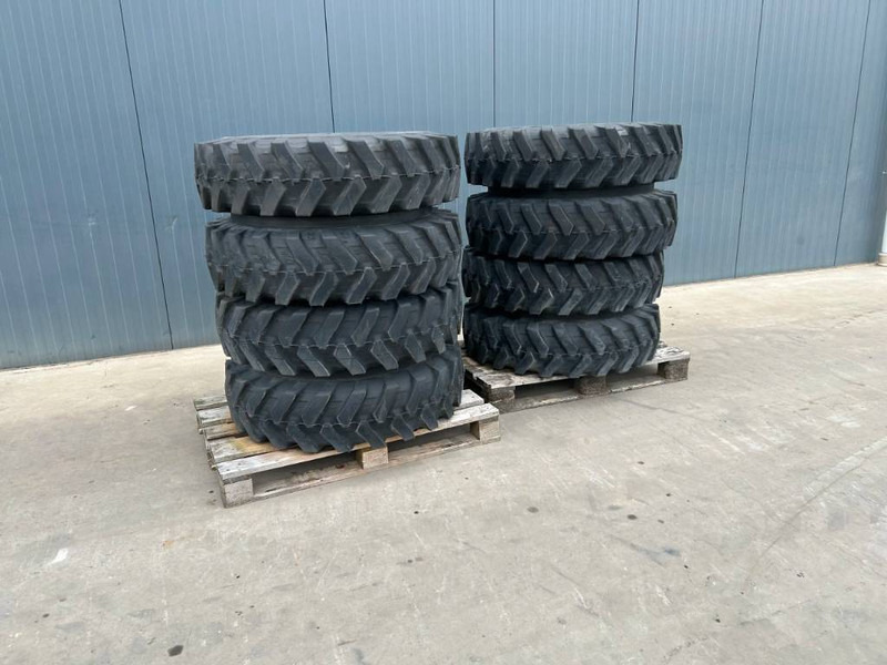 Bridgestone 1000 x 20 Set / 10.00 x 20: 4x2 Tyres - الإطارات والجنوط - آلات الإنشاء: صورة 1 Bridgestone 1000 x 20 Set / 10.00 x 20: 4x2 Tyres - الإطارات والجنوط - آلات الإنشاء: صورة 1