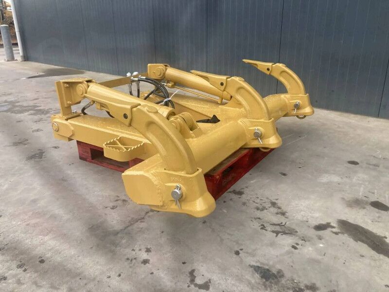 Cat D5M Ripper - ملحق - آلات الإنشاء: صورة 1 Cat D5M Ripper - ملحق - آلات الإنشاء: صورة 1
