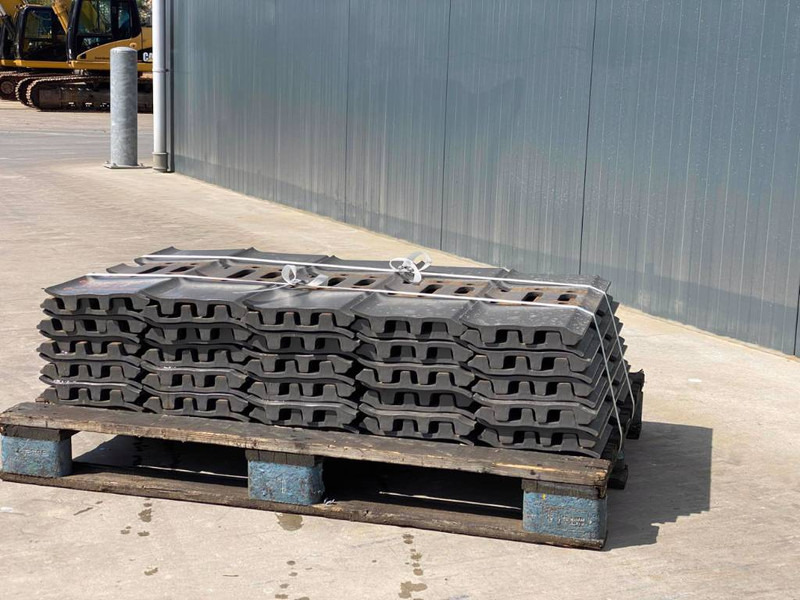Hitachi EX270 / EX300 / EX310 Shoes/Pads - إطار هيكلي/ إطار معدني - آلات الإنشاء: صورة 5 Hitachi EX270 / EX300 / EX310 Shoes/Pads - إطار هيكلي/ إطار معدني - آلات الإنشاء: صورة 5