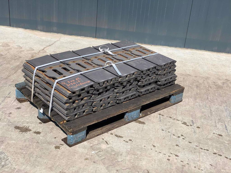JCB JS240 / JS260 / JS300 Shoes/Pads - إطار هيكلي/ إطار معدني - آلات الإنشاء: صورة 3 JCB JS240 / JS260 / JS300 Shoes/Pads - إطار هيكلي/ إطار معدني - آلات الإنشاء: صورة 3