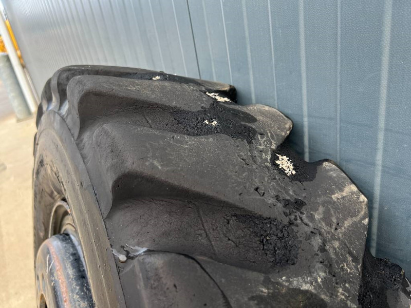 Michelin 1000 x 20 banden / 10.00 x 20: 1x2 Reifen - الإطارات والجنوط - آلات الإنشاء: صورة 4 Michelin 1000 x 20 banden / 10.00 x 20: 1x2 Reifen - الإطارات والجنوط - آلات الإنشاء: صورة 4