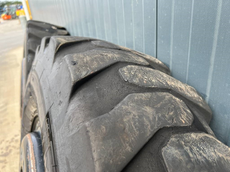 Michelin 1000 x 20 banden / 10.00 x 20: 1x2 Reifen - الإطارات والجنوط - آلات الإنشاء: صورة 3 Michelin 1000 x 20 banden / 10.00 x 20: 1x2 Reifen - الإطارات والجنوط - آلات الإنشاء: صورة 3