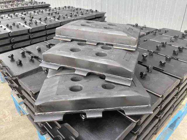 Volvo Rubber Asphalt Pads - إطار هيكلي/ إطار معدني - آلات الإنشاء: صورة 1 Volvo Rubber Asphalt Pads - إطار هيكلي/ إطار معدني - آلات الإنشاء: صورة 1