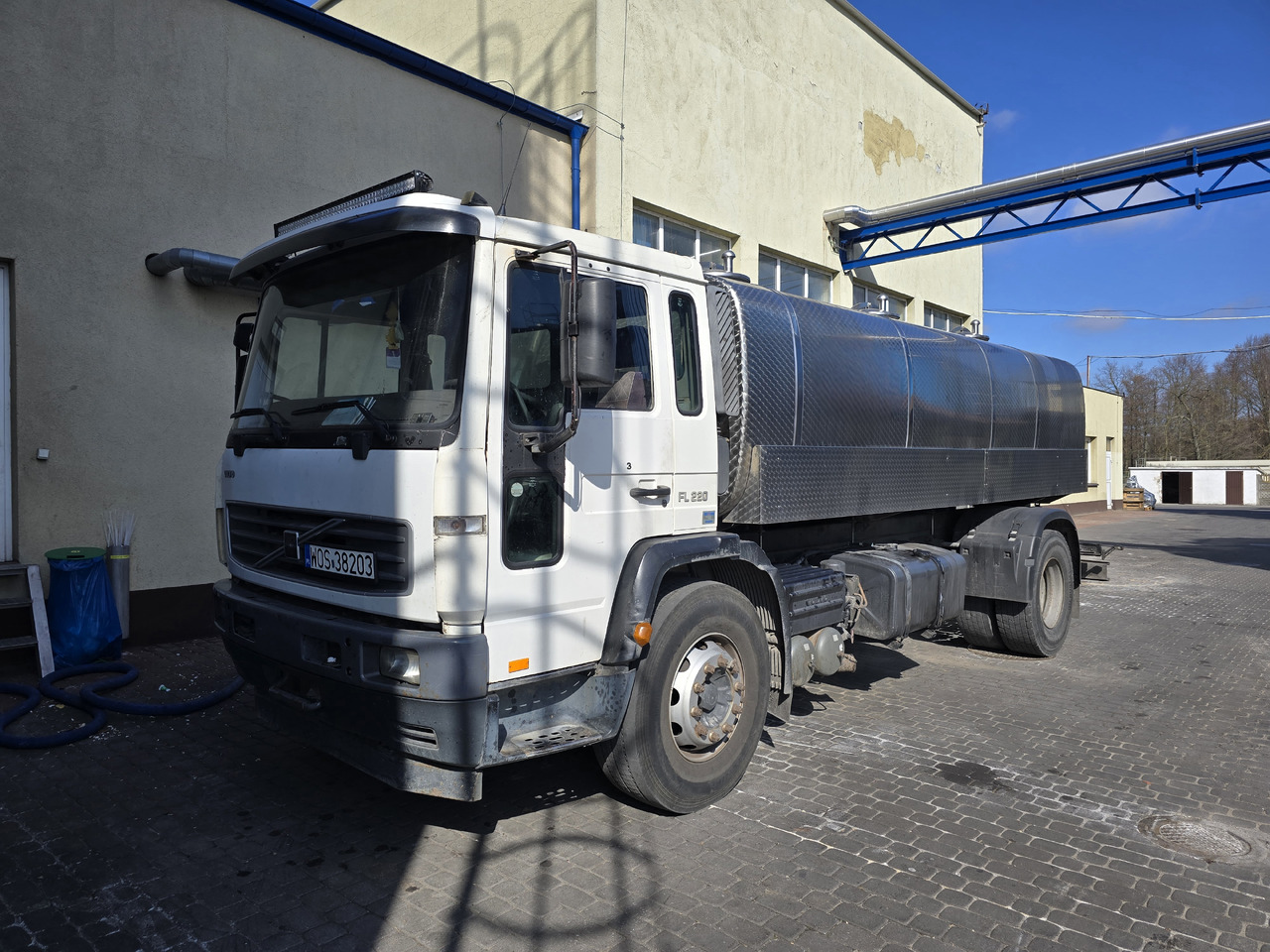VOLVO FL 220 - شاحنة صهريج: صورة 2 VOLVO FL 220 - شاحنة صهريج: صورة 2