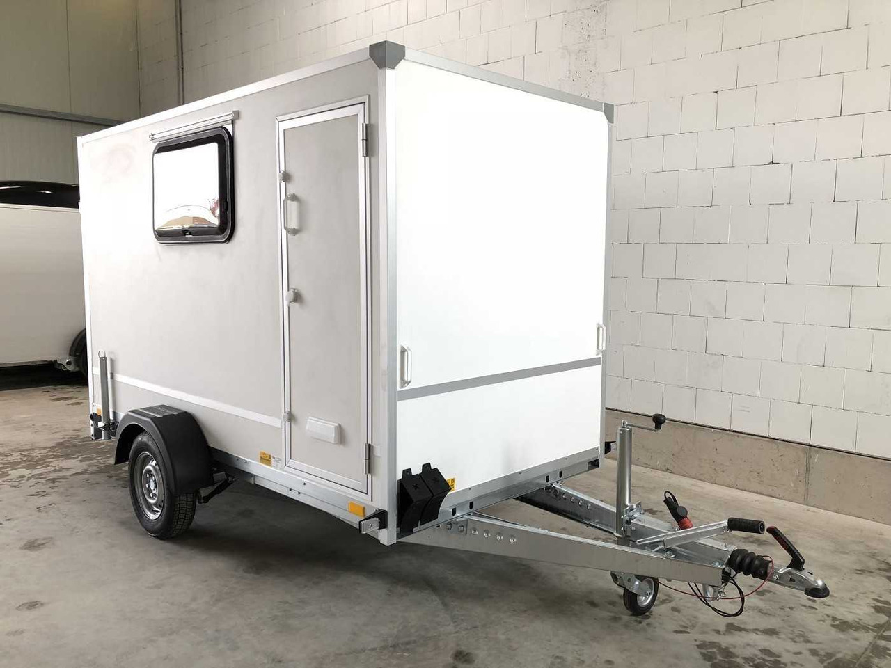 BLYSS F1330HD Rampe Tür 2 Fenster Kofferanhänger - مقطورة بصندوق مغلق: صورة 4 BLYSS F1330HD Rampe Tür 2 Fenster Kofferanhänger - مقطورة بصندوق مغلق: صورة 4