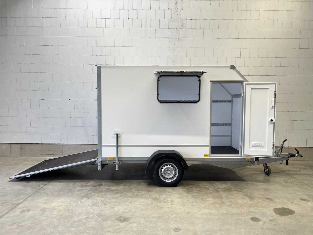 BLYSS F1330HD Seitentür,Fenster,Aero Kofferanhänger - مقطورة بصندوق مغلق: صورة 1 BLYSS F1330HD Seitentür,Fenster,Aero Kofferanhänger - مقطورة بصندوق مغلق: صورة 1