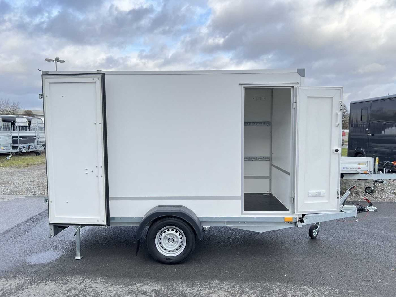 BLYSS F1330HD Seitentür Kofferanhänger - مقطورة بصندوق مغلق: صورة 1 BLYSS F1330HD Seitentür Kofferanhänger - مقطورة بصندوق مغلق: صورة 1