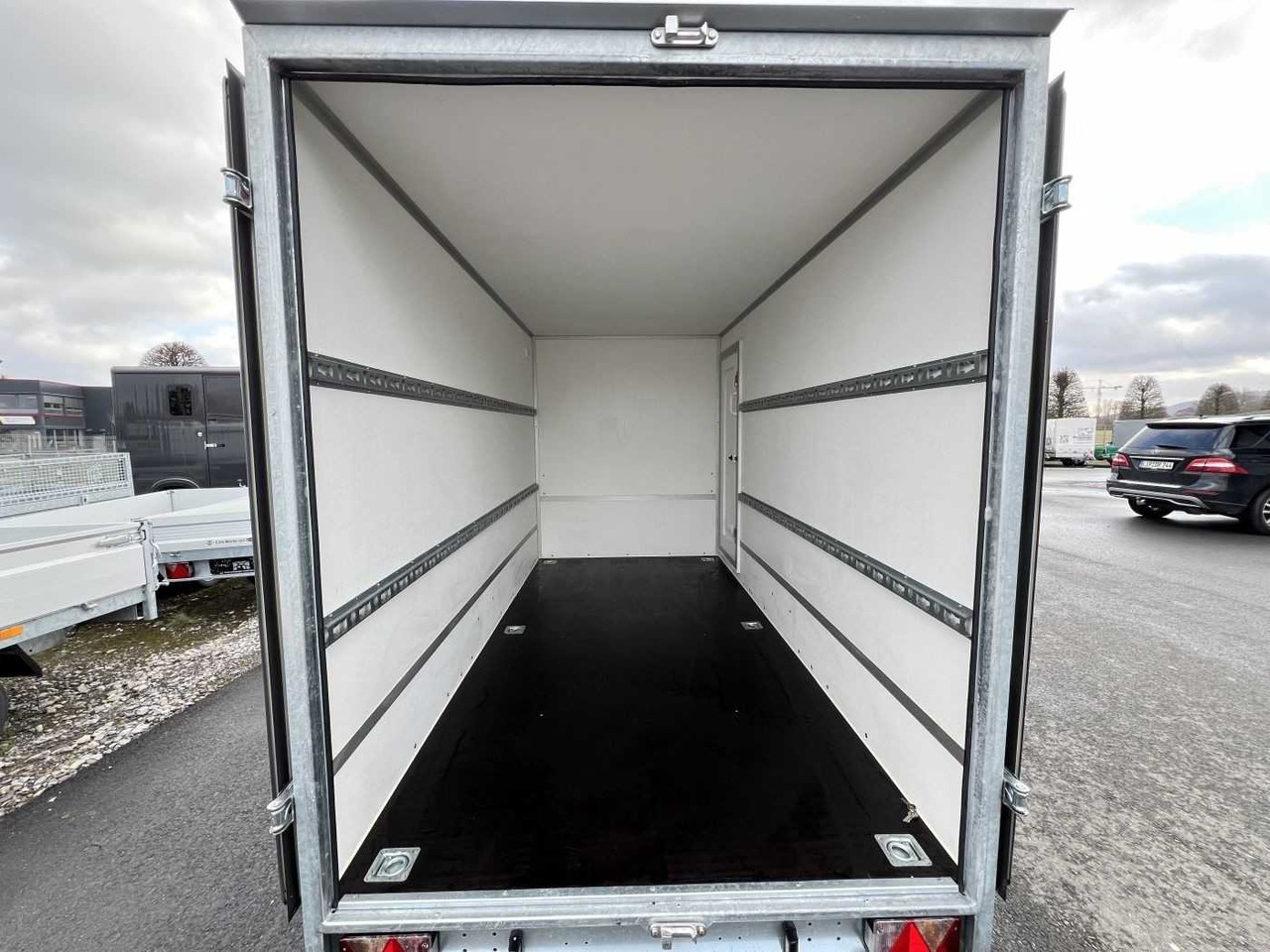 BLYSS F1330HD Seitentür Kofferanhänger - مقطورة بصندوق مغلق: صورة 4 BLYSS F1330HD Seitentür Kofferanhänger - مقطورة بصندوق مغلق: صورة 4