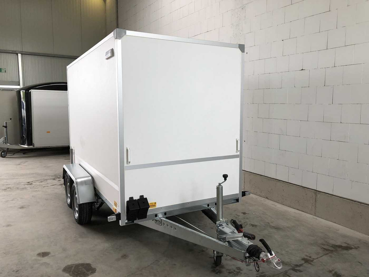 BLYSS F2730HTD Rampe Kofferanhänger - مقطورة بصندوق مغلق: صورة 4 BLYSS F2730HTD Rampe Kofferanhänger - مقطورة بصندوق مغلق: صورة 4