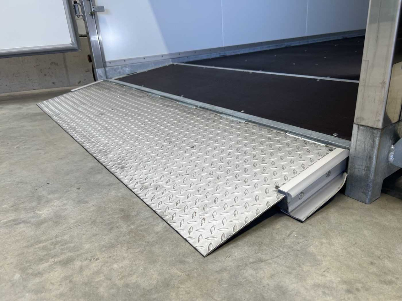 VEZEKO Husky FB K 35.40 EP Tür Kofferanhänger Absenker - مقطورة بصندوق مغلق: صورة 3 VEZEKO Husky FB K 35.40 EP Tür Kofferanhänger Absenker - مقطورة بصندوق مغلق: صورة 3