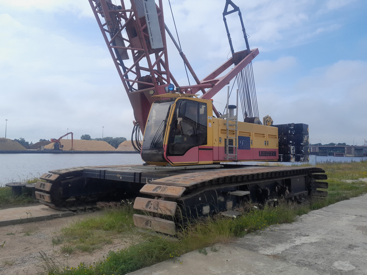 Liebherr LR1130 - آلات الإنشاء: صورة 2 Liebherr LR1130 - آلات الإنشاء: صورة 2