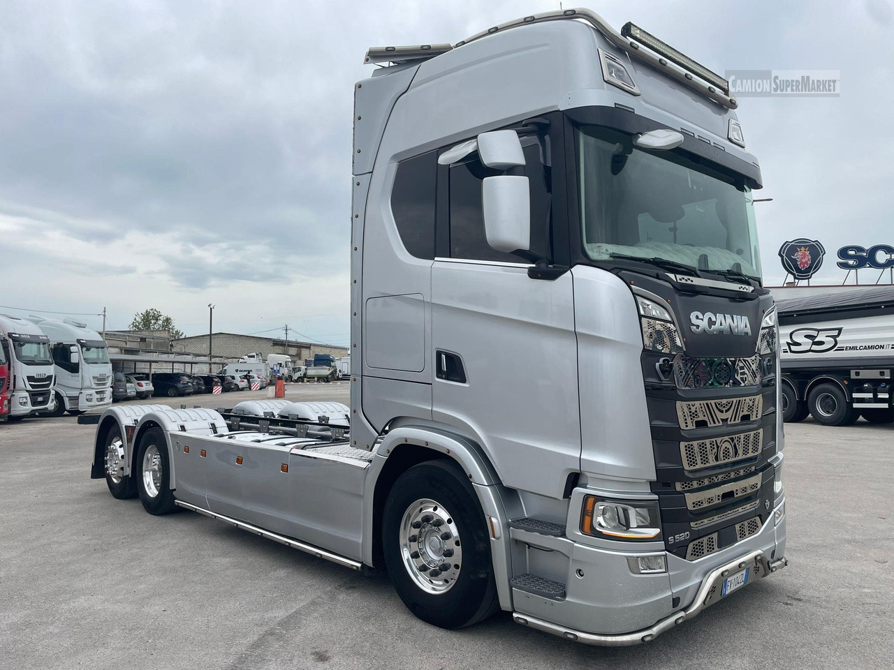 SCANIA S520 - شاحنة بهيكل معدني للمقصورة: صورة 1 SCANIA S520 - شاحنة بهيكل معدني للمقصورة: صورة 1