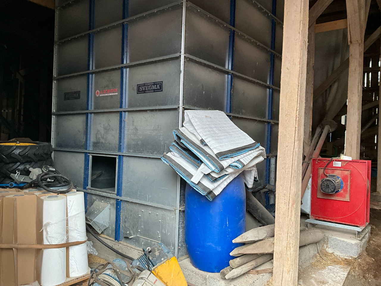 Akron Svegma - معدات الماشية: صورة 1 Akron Svegma - معدات الماشية: صورة 1