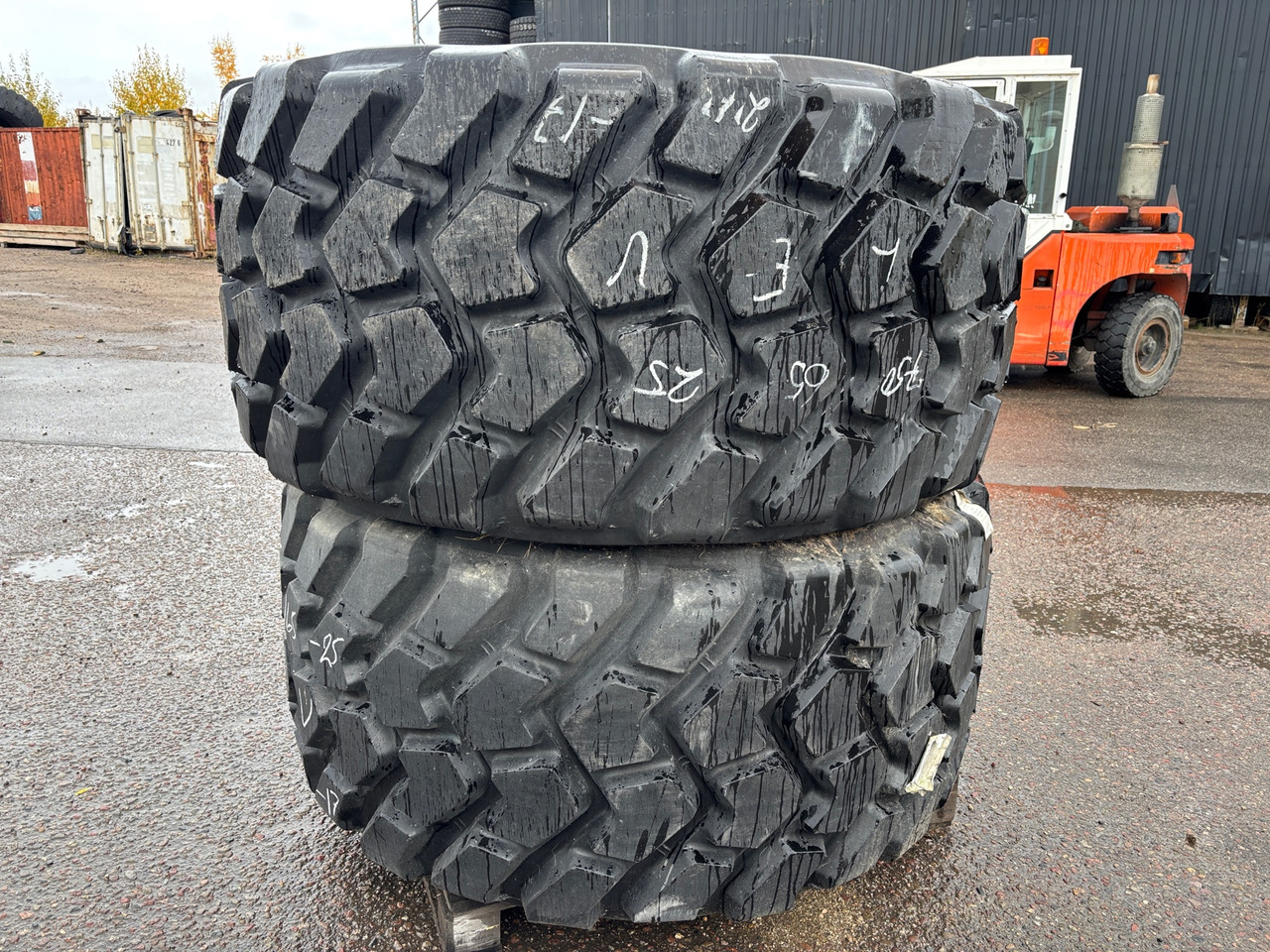 Bridgestone V-Steel radial - إطارات - آلات الإنشاء: صورة 1 Bridgestone V-Steel radial - إطارات - آلات الإنشاء: صورة 1