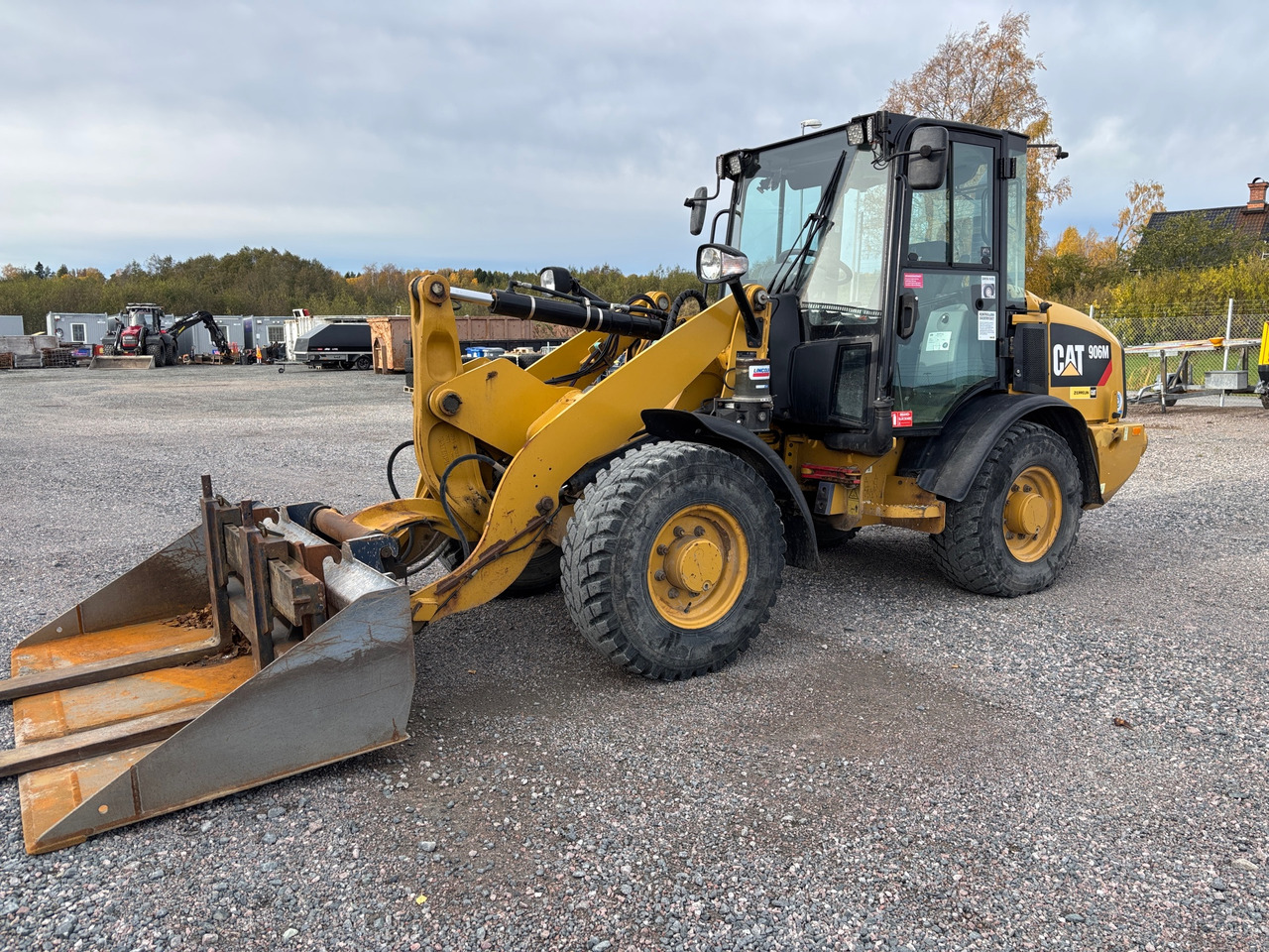 CAT 906M - اللودر بعجل: صورة 1 CAT 906M - اللودر بعجل: صورة 1