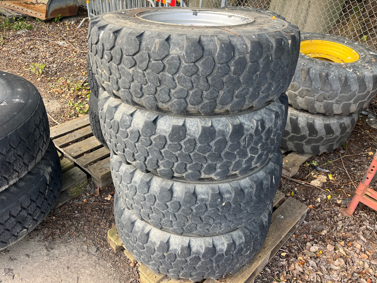 Continental 335/80R20 - إطارات - آلات الإنشاء: صورة 1 Continental 335/80R20 - إطارات - آلات الإنشاء: صورة 1