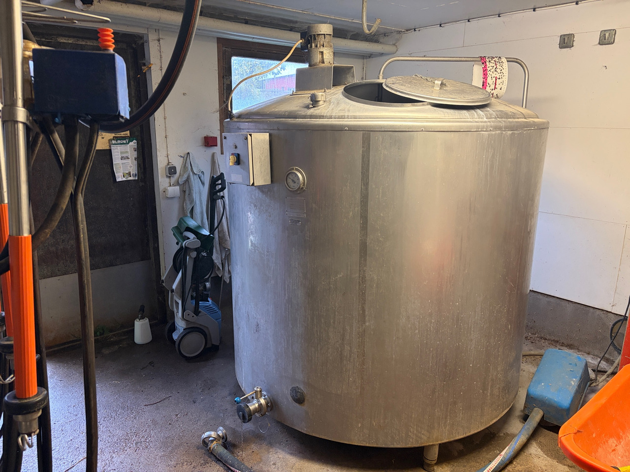 Edholms 2500L - معدات الماشية: صورة 1 Edholms 2500L - معدات الماشية: صورة 1