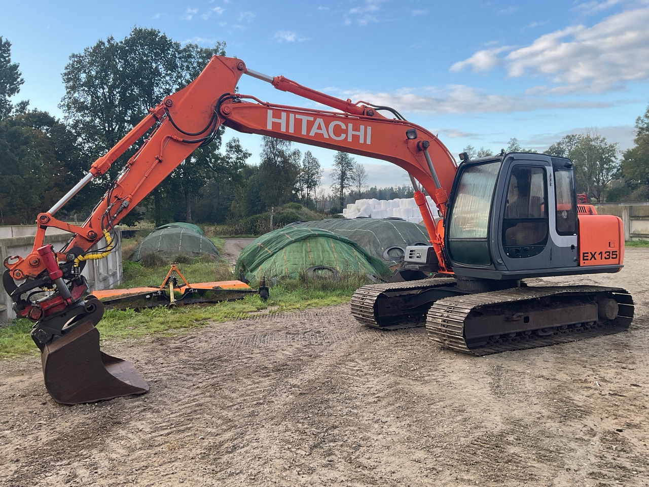 Hitachi EX135 - حفّار: صورة 1 Hitachi EX135 - حفّار: صورة 1