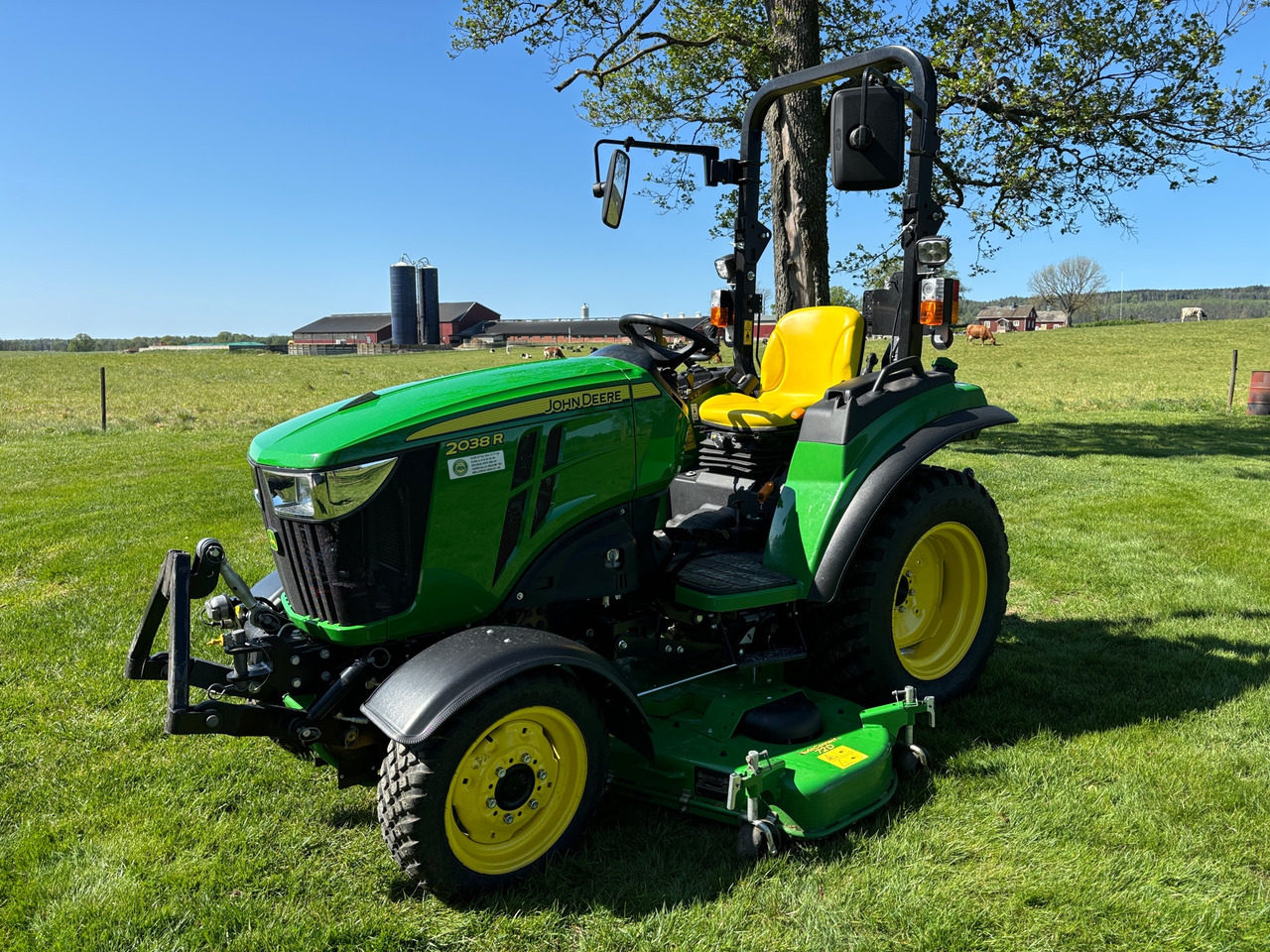 John Deere 2038R - جرار: صورة 1 John Deere 2038R - جرار: صورة 1