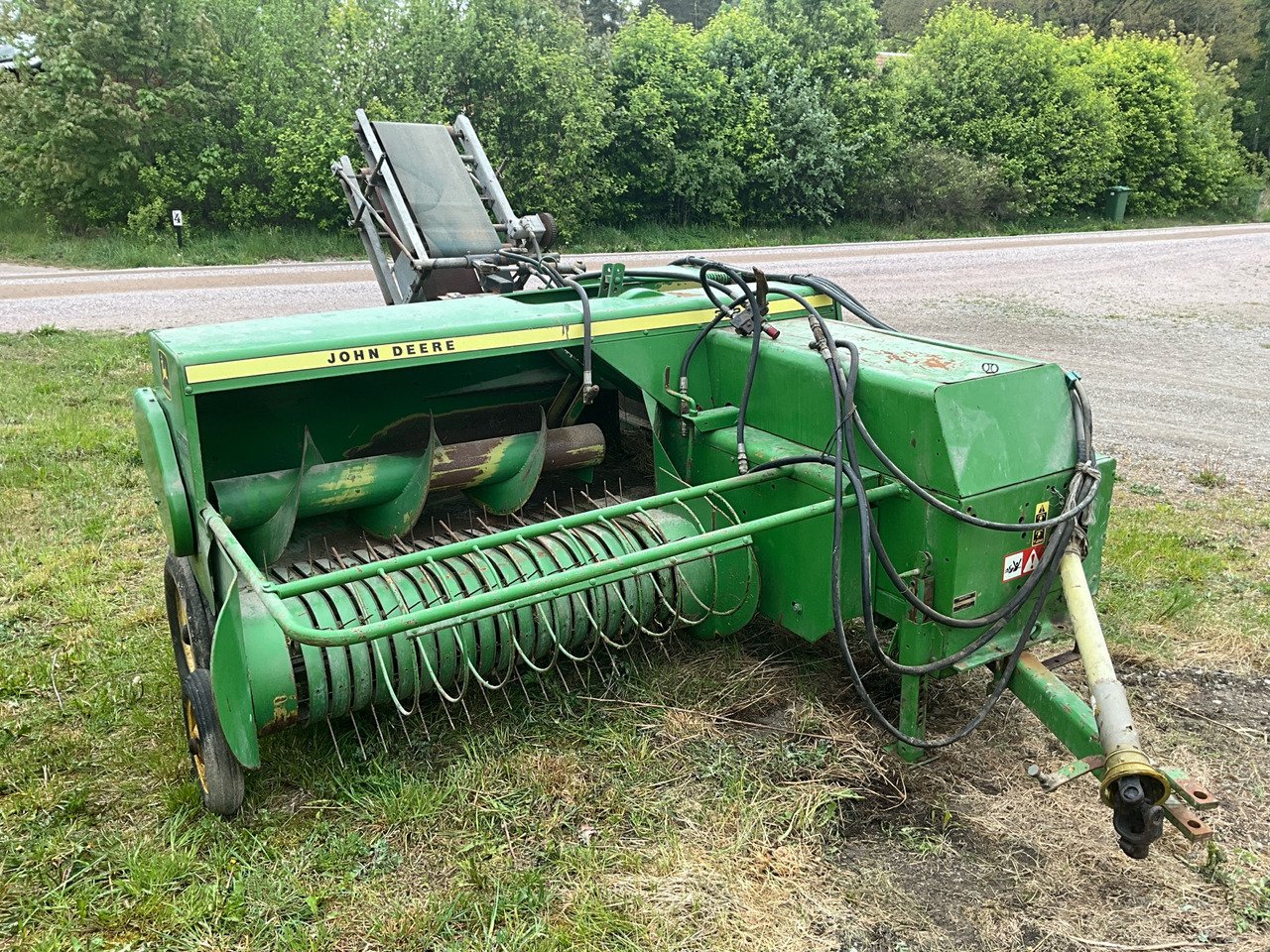John Deere 332 - آلة بالات دائرية: صورة 1 John Deere 332 - آلة بالات دائرية: صورة 1