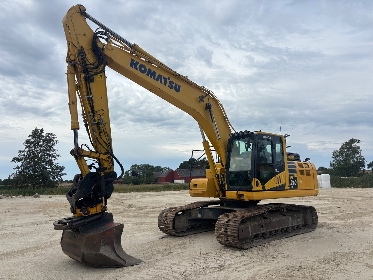 Komatsu PC210LC-11 - حفّار: صورة 1 Komatsu PC210LC-11 - حفّار: صورة 1
