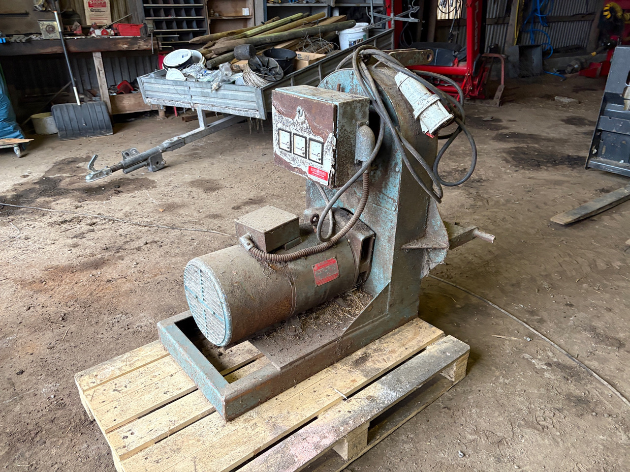 Makron LC32C 20kVA - معدات الماشية: صورة 1 Makron LC32C 20kVA - معدات الماشية: صورة 1