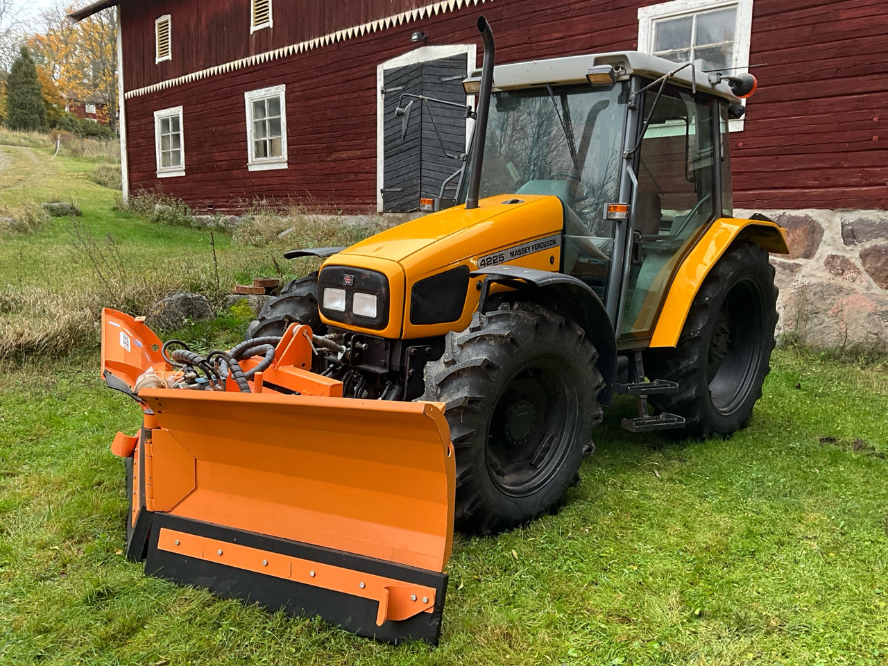 Massey Ferguson 4225 - جرار: صورة 1 Massey Ferguson 4225 - جرار: صورة 1