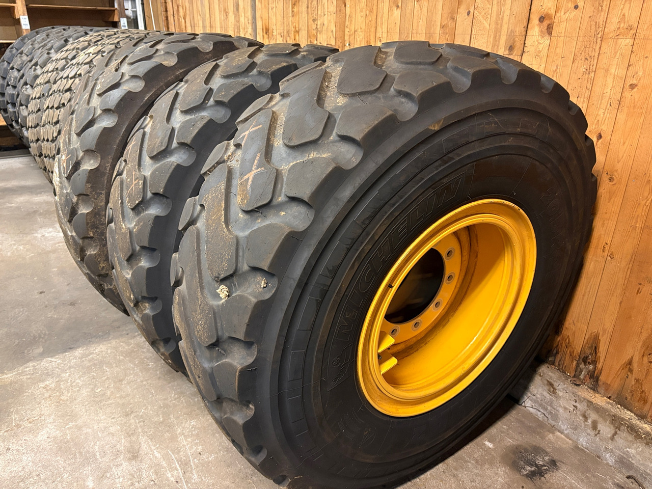 Michelin 20,5 R25 - إطارات - آلات الإنشاء: صورة 1 Michelin 20,5 R25 - إطارات - آلات الإنشاء: صورة 1
