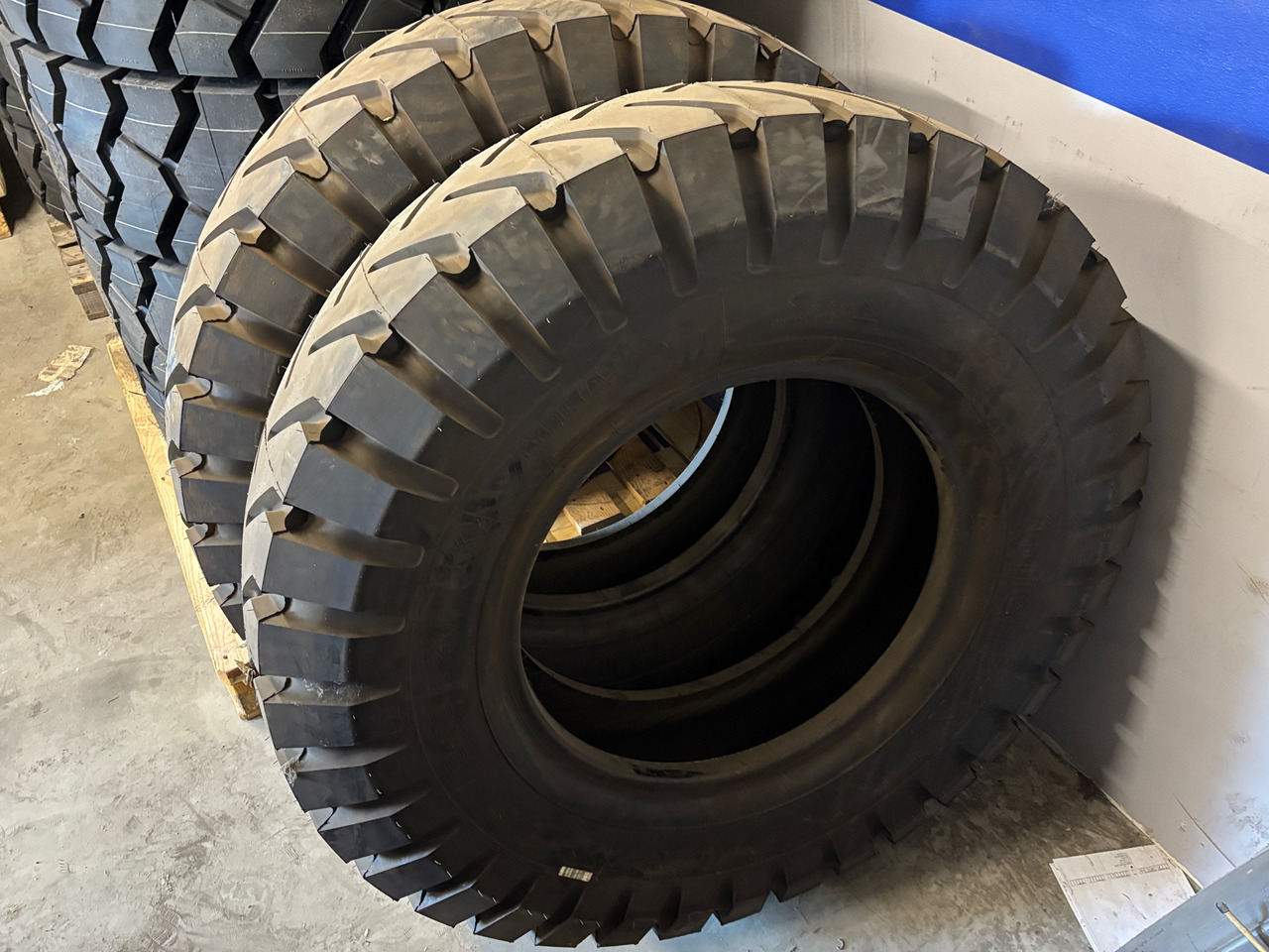 Michelin - إطارات - آلات الإنشاء: صورة 1 Michelin - إطارات - آلات الإنشاء: صورة 1