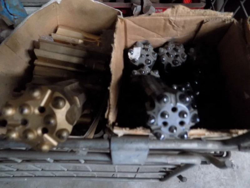 Diversen boorkronen spoel-steen en droog - معدات حفر: صورة 2 Diversen boorkronen spoel-steen en droog - معدات حفر: صورة 2