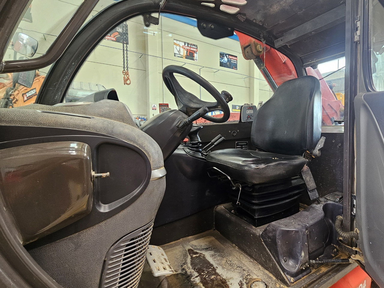 آلة رفع ونقل تلسكوبية MANITOU MT1335 EASY: صورة 13