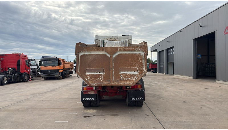 شاحنة قلاب Iveco EUROTRAKKER 320 E 35 (GRAND PONT / LAMES / POMPE MANUELLE / 8X4 / CURSOR 8): صورة 6