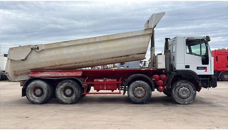 Iveco EUROTRAKKER 320 E 35 (GRAND PONT / LAMES / POMPE MANUELLE / 8X4 / CURSOR 8) - شاحنة قلاب: صورة 4 Iveco EUROTRAKKER 320 E 35 (GRAND PONT / LAMES / POMPE MANUELLE / 8X4 / CURSOR 8) - شاحنة قلاب: صورة 4