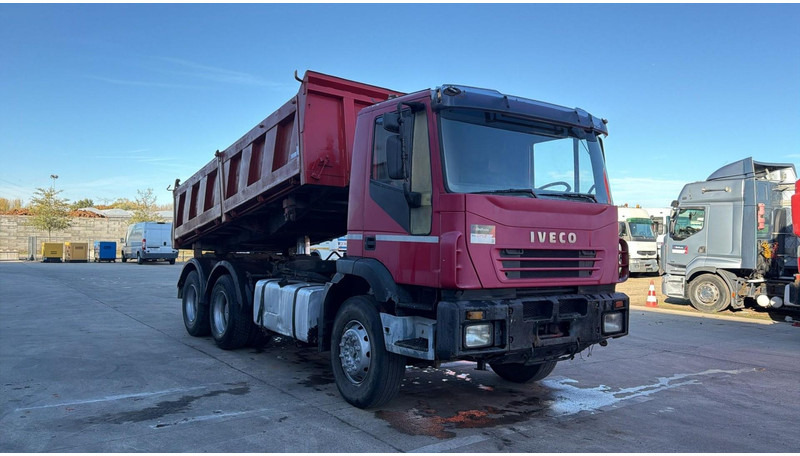 Iveco Eurotrakker 260 E 34 (POMPE MANUELLE / MANUAL PUMP / LAMES / GRAND PONT / BOITE MANUELLE) - شاحنة قلاب: صورة 2 Iveco Eurotrakker 260 E 34 (POMPE MANUELLE / MANUAL PUMP / LAMES / GRAND PONT / BOITE MANUELLE) - شاحنة قلاب: صورة 2