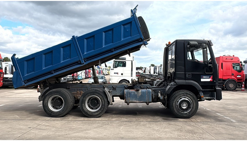 Iveco Eurotrakker 260 E 34 (POMPE MANUELLE / MANUAL PUMP / MANUAL GEARBOX / BOITE MANUELLE / LAMES) - شاحنة قلاب: صورة 3 Iveco Eurotrakker 260 E 34 (POMPE MANUELLE / MANUAL PUMP / MANUAL GEARBOX / BOITE MANUELLE / LAMES) - شاحنة قلاب: صورة 3