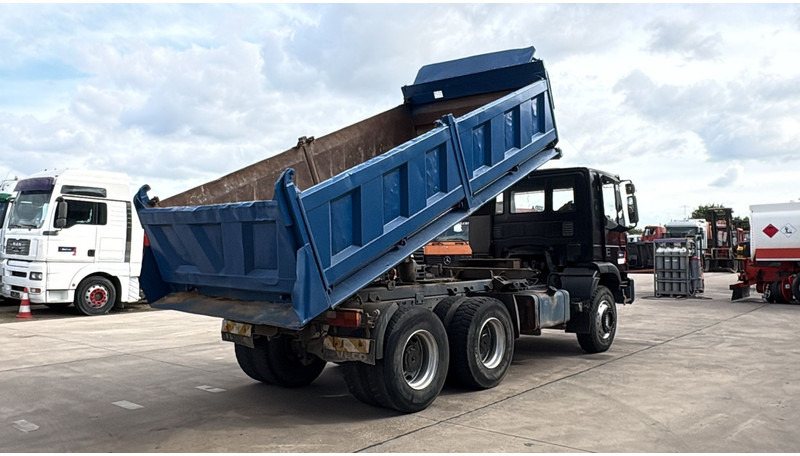 Iveco Eurotrakker 260 E 34 (POMPE MANUELLE / MANUAL PUMP / MANUAL GEARBOX / BOITE MANUELLE / LAMES) - شاحنة قلاب: صورة 4 Iveco Eurotrakker 260 E 34 (POMPE MANUELLE / MANUAL PUMP / MANUAL GEARBOX / BOITE MANUELLE / LAMES) - شاحنة قلاب: صورة 4