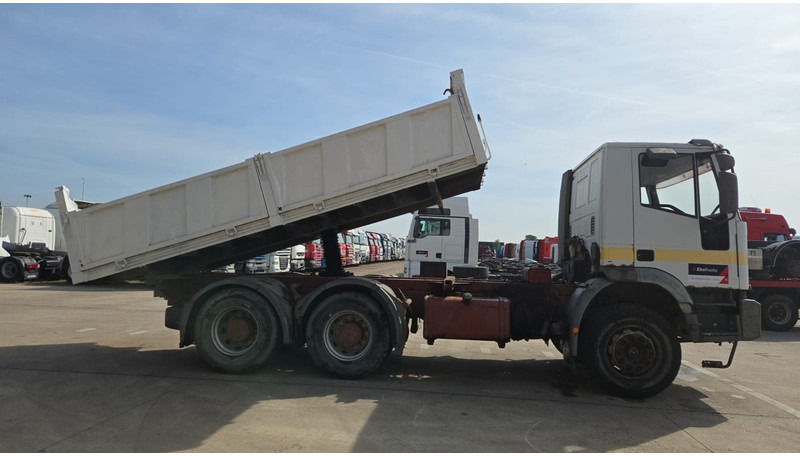Iveco Eurotrakker 260 E 37 (POMPE MANUELLE / MANUAL PUMP / BOITE MANUELLE / GRAND PONT / LAMES) - شاحنة قلاب: صورة 4 Iveco Eurotrakker 260 E 37 (POMPE MANUELLE / MANUAL PUMP / BOITE MANUELLE / GRAND PONT / LAMES) - شاحنة قلاب: صورة 4