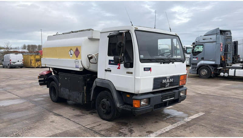 MAN 10.153 (7500L / FULL STEEL / LAMES / BOITE MANUELLE / MANUAL GEARBOX) - شاحنة صهريج: صورة 2 MAN 10.153 (7500L / FULL STEEL / LAMES / BOITE MANUELLE / MANUAL GEARBOX) - شاحنة صهريج: صورة 2